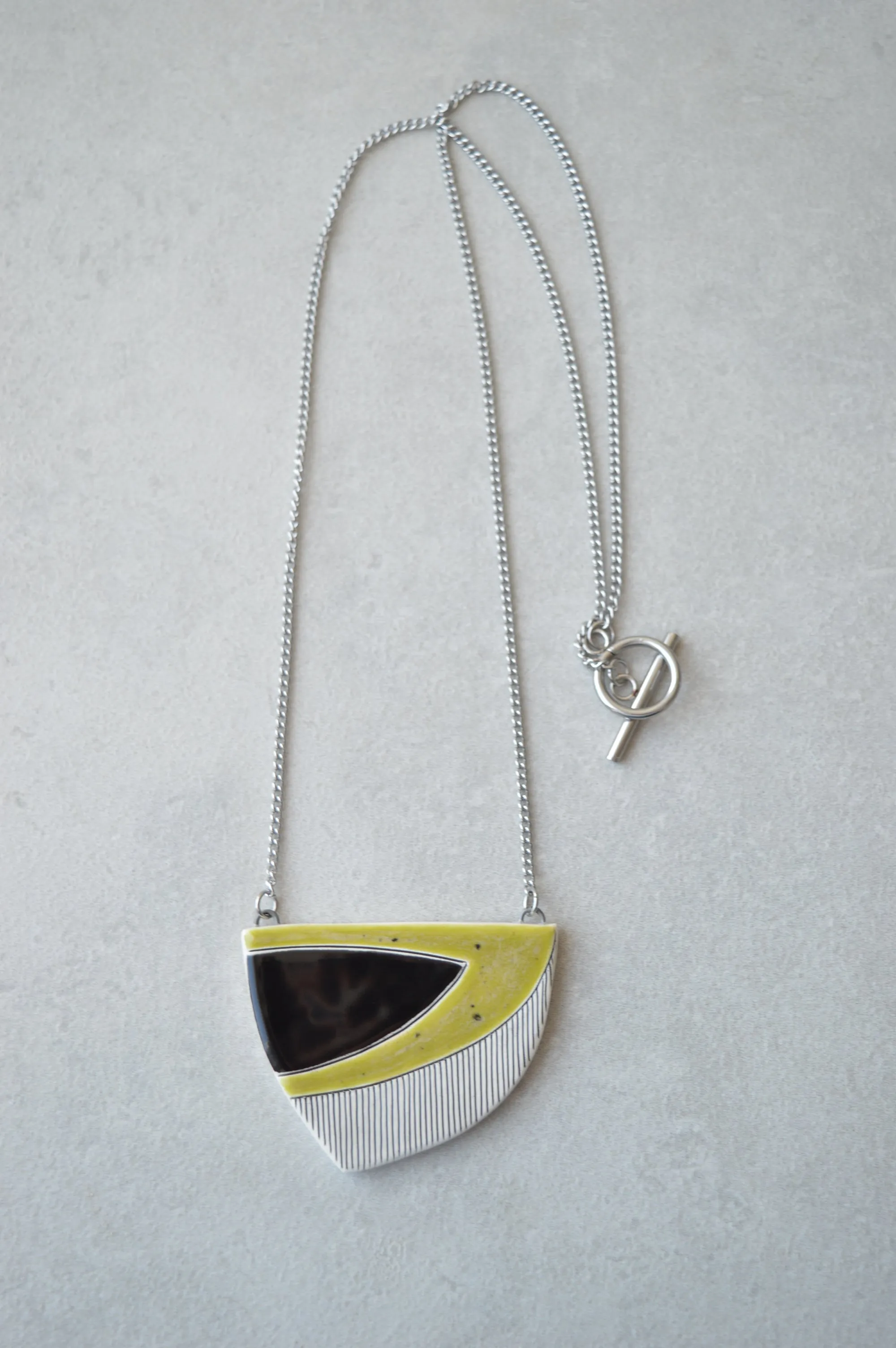 Long pendant necklace - Olive green