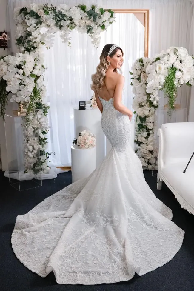 Sweetheart Floor-Length Backless Mermaid Wedding Dress with Lace Appliques